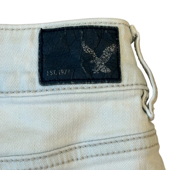 American Eagle Outfitters Light Wash Jean Shorts - Picture 3 of 6